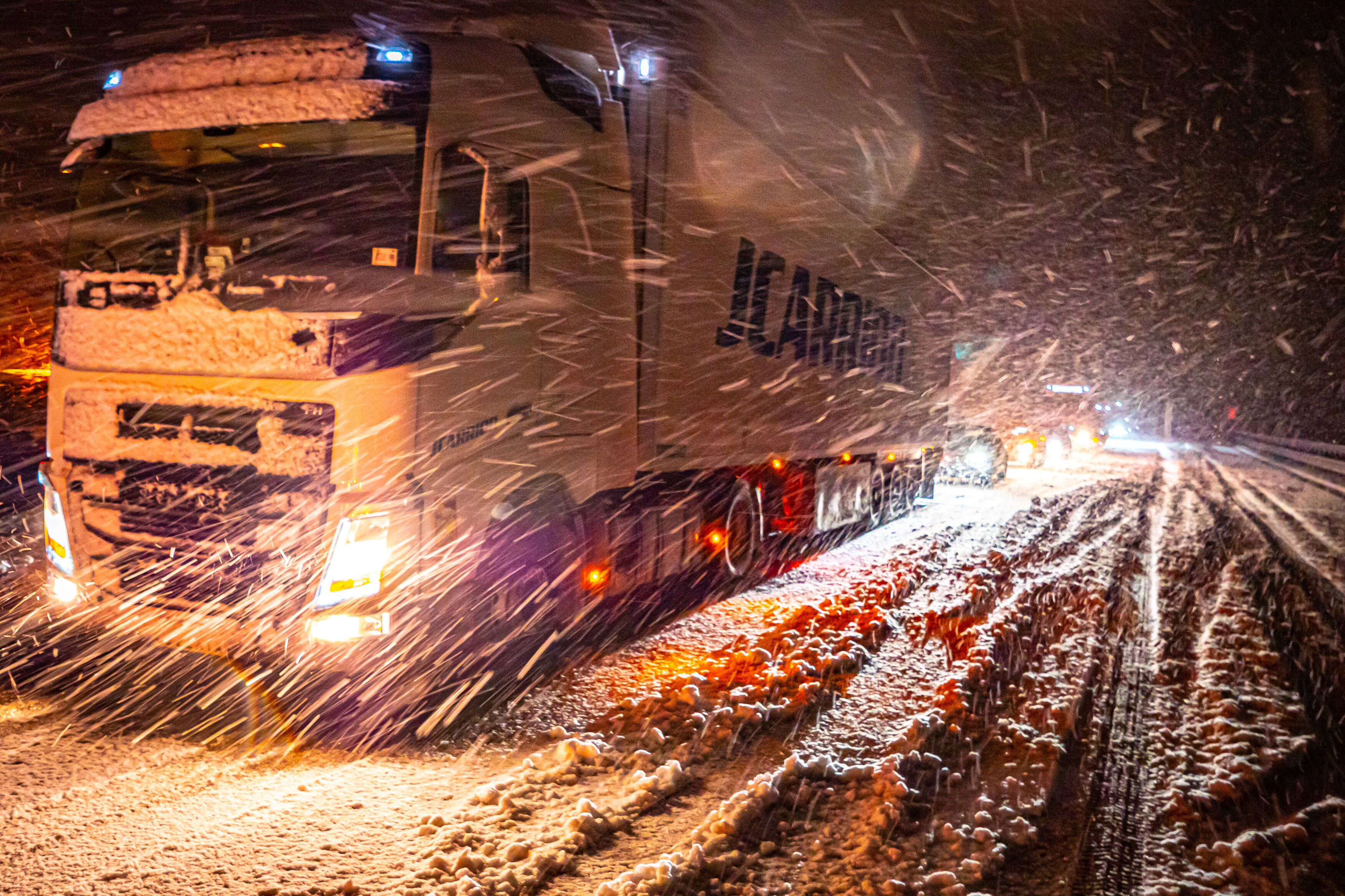Starke Schneefälle - Mehr als 70 Personen von Außenwelt abgeschnitten- Behörden melden mehrere Verletzte!