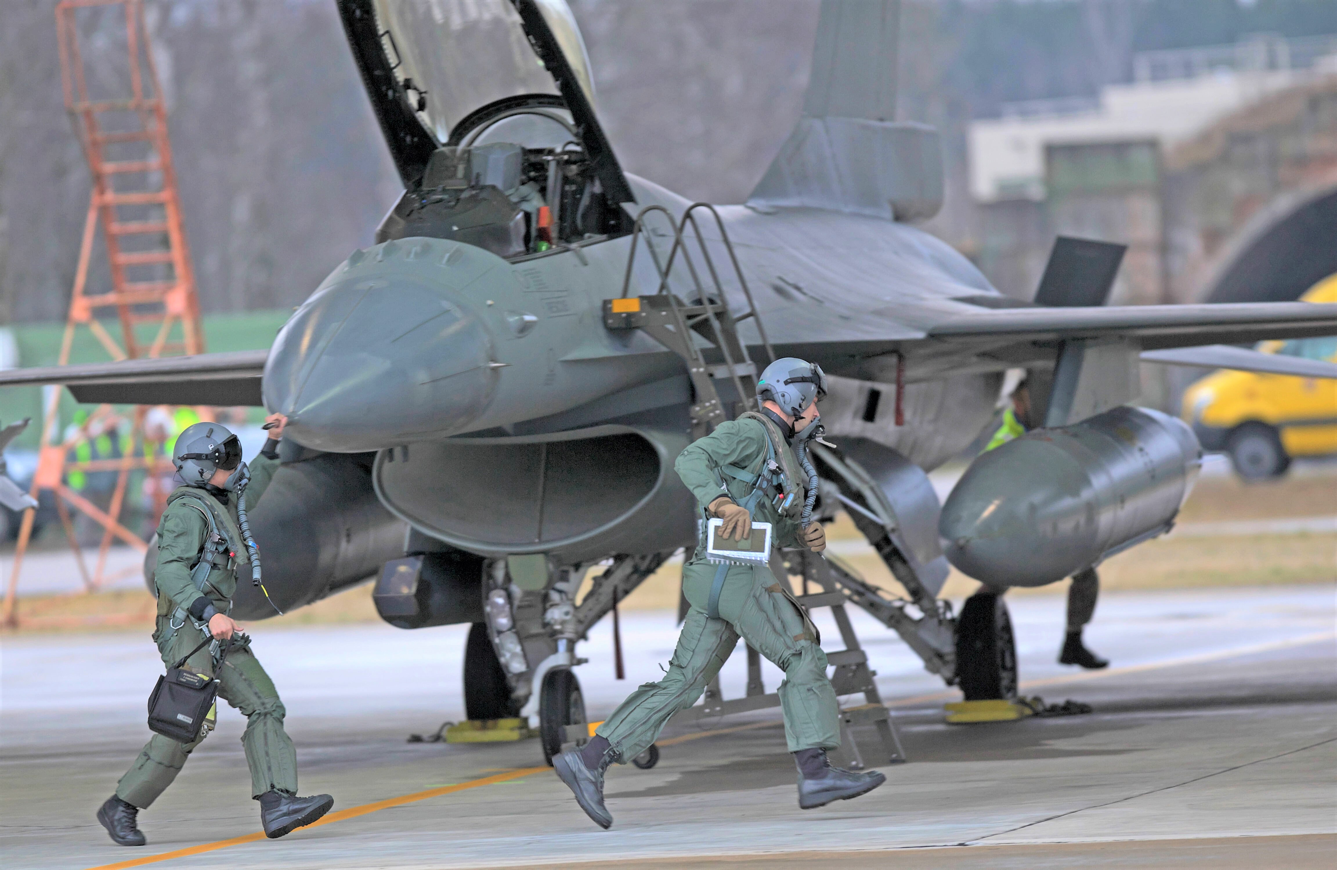 Alarmstart! Russisches Flugzeug näherte sich deutschem Luftraum - Eurofighter fangen russische Maschine ab