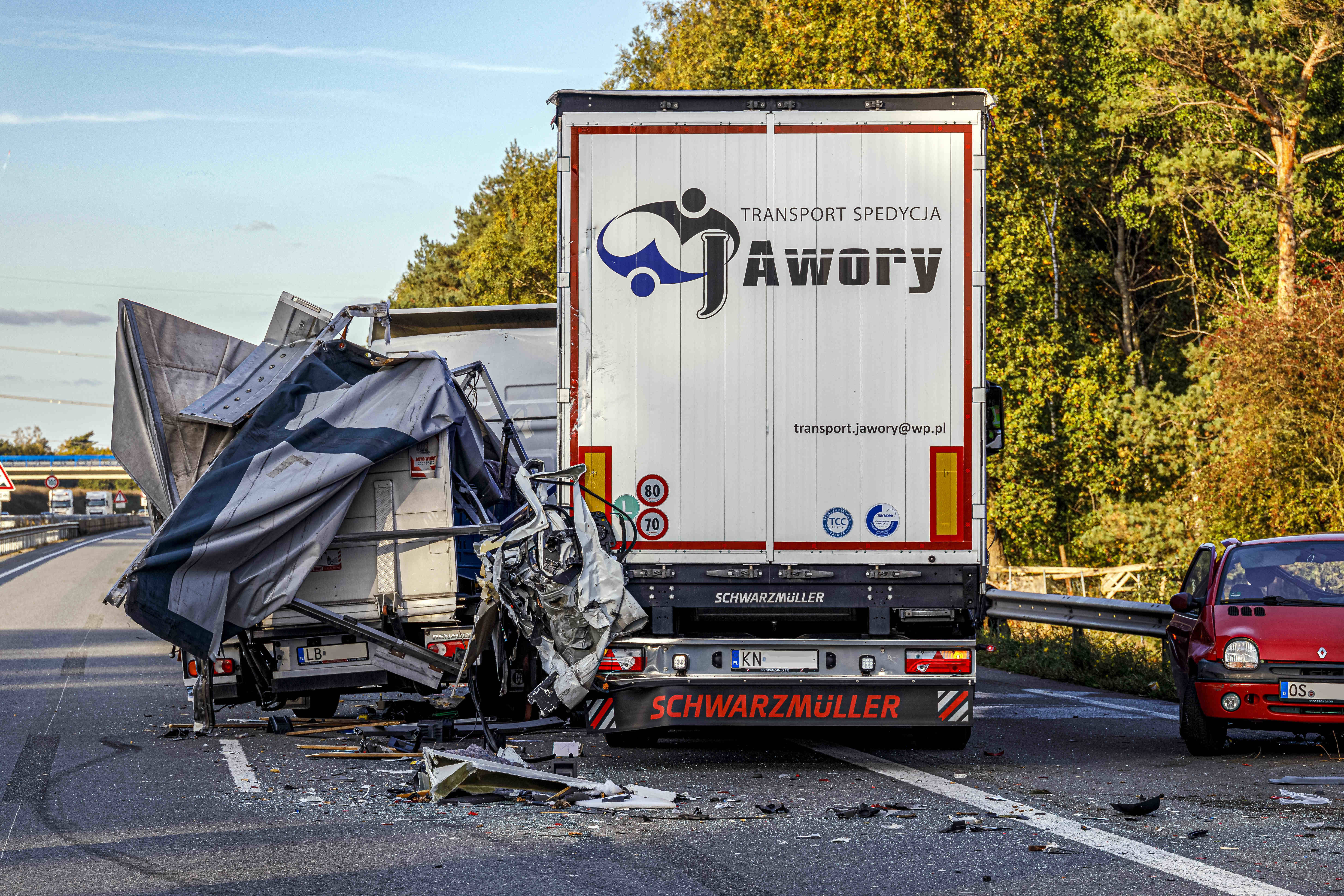 Vollsperrung! Schwerer Unfall auf der Autobahn  – Aufräumarbeiten sorgen für 5-stündige Sperrung