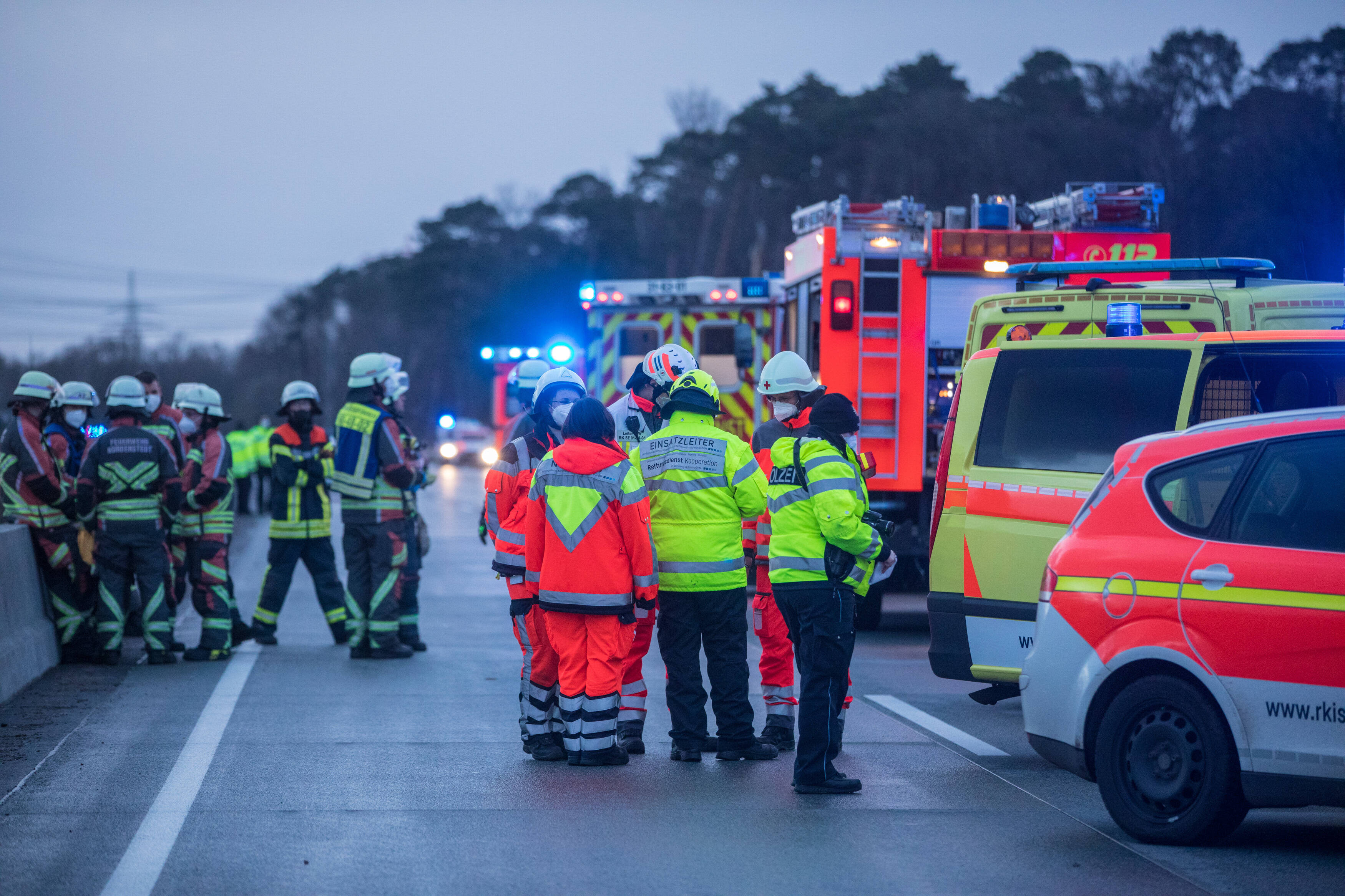 Horror-Unfall! 4 Menschen sterben auf der Autobahn, 3 Porsche beteiligt!