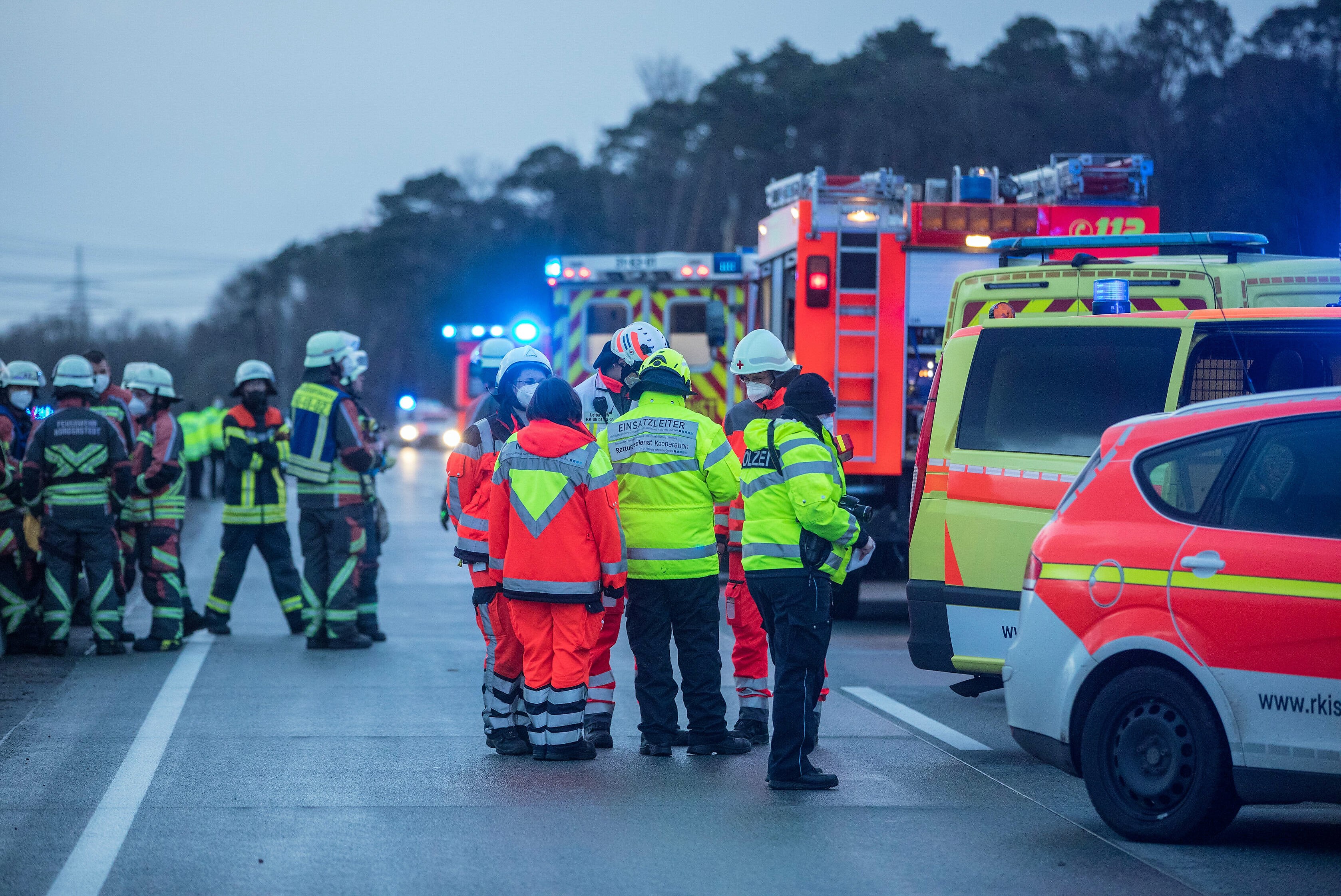 Vollsperrung! Tödlicher Unfall auf Bundesstraße - Smart rast gegen Lkw - Fahrerin stirbt!
