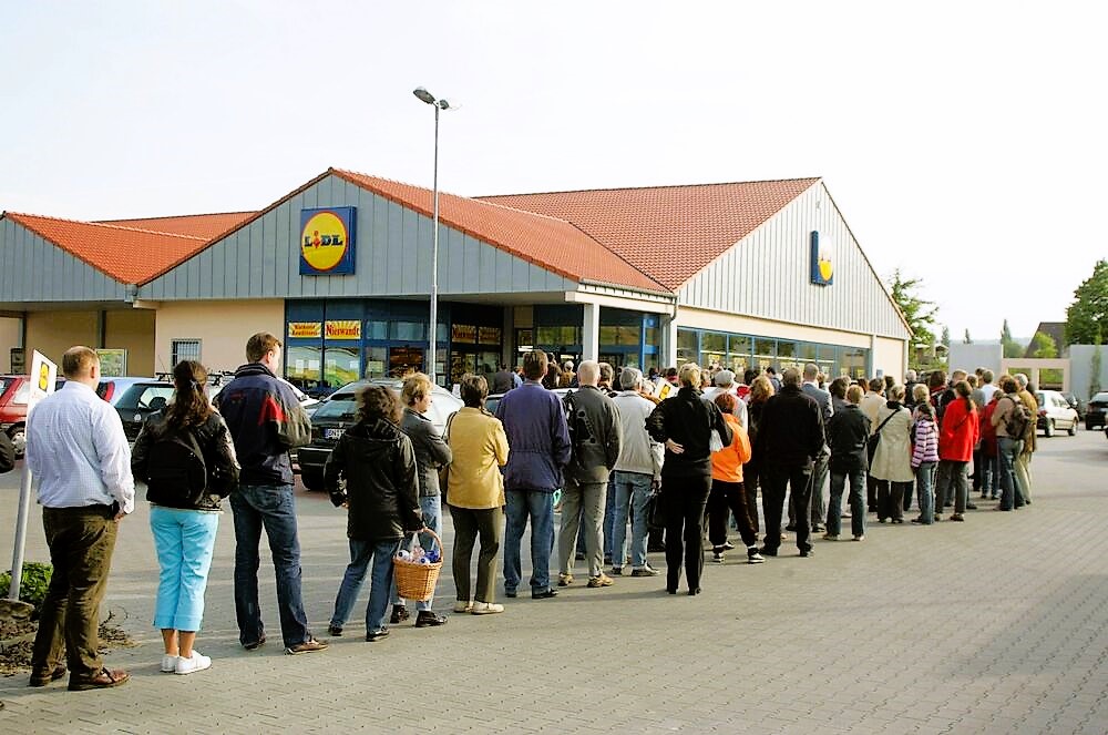 Lidl-Angestellte vor Markt überfahren! Liefer-LKW übersieht Mitarbeiterin – Angestellte überrollt und schwer verletzt