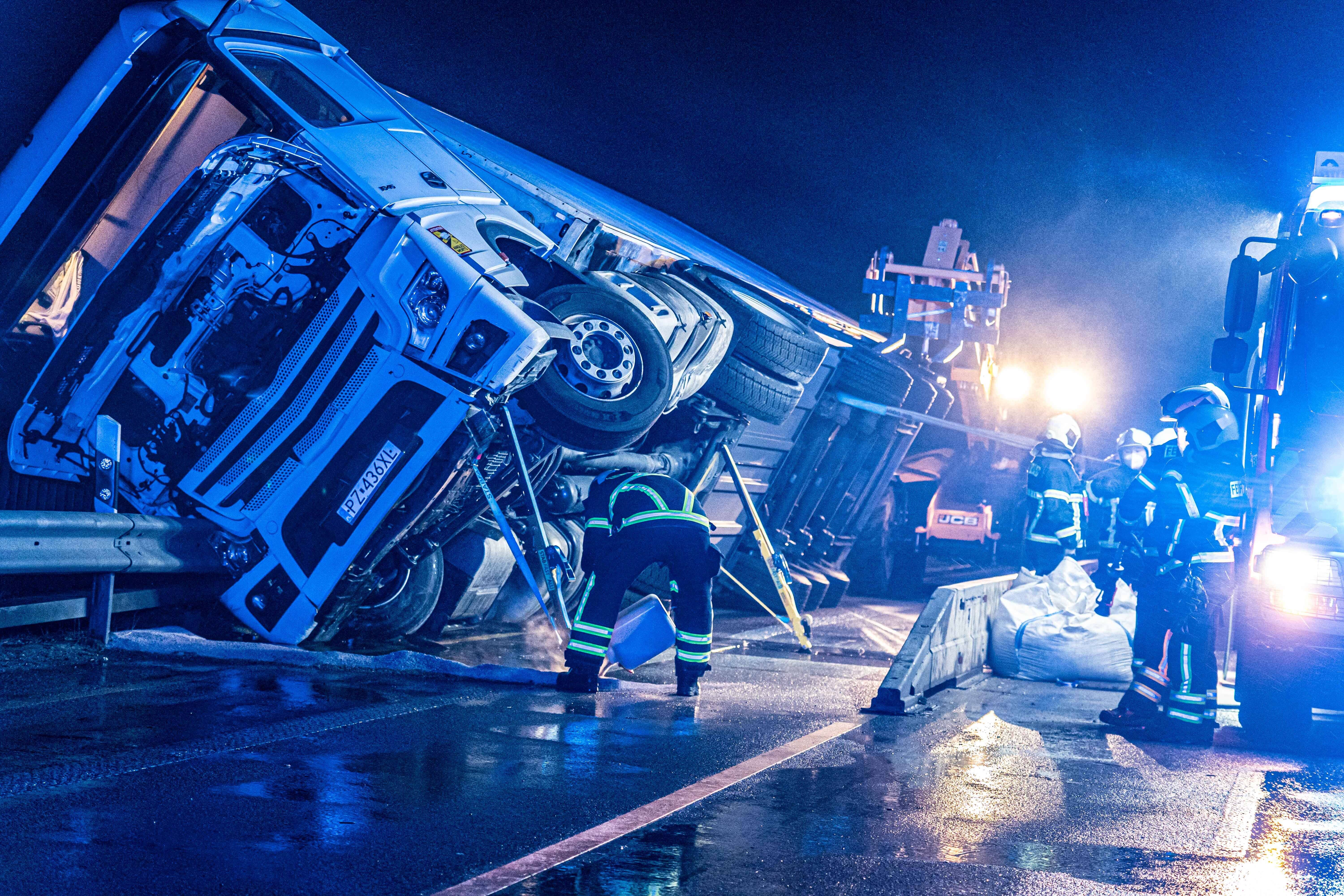 Vollsperrung auf der Autobahn! Unfall mit mehreren Lastwagen  - Fahrbahn ein Trümmerfeld!