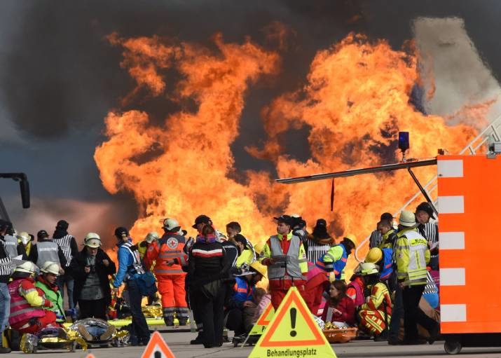 Feuer im Flugzeug! Alarm an deutschem Flughafen - Urlaubsflieger evakuiert!