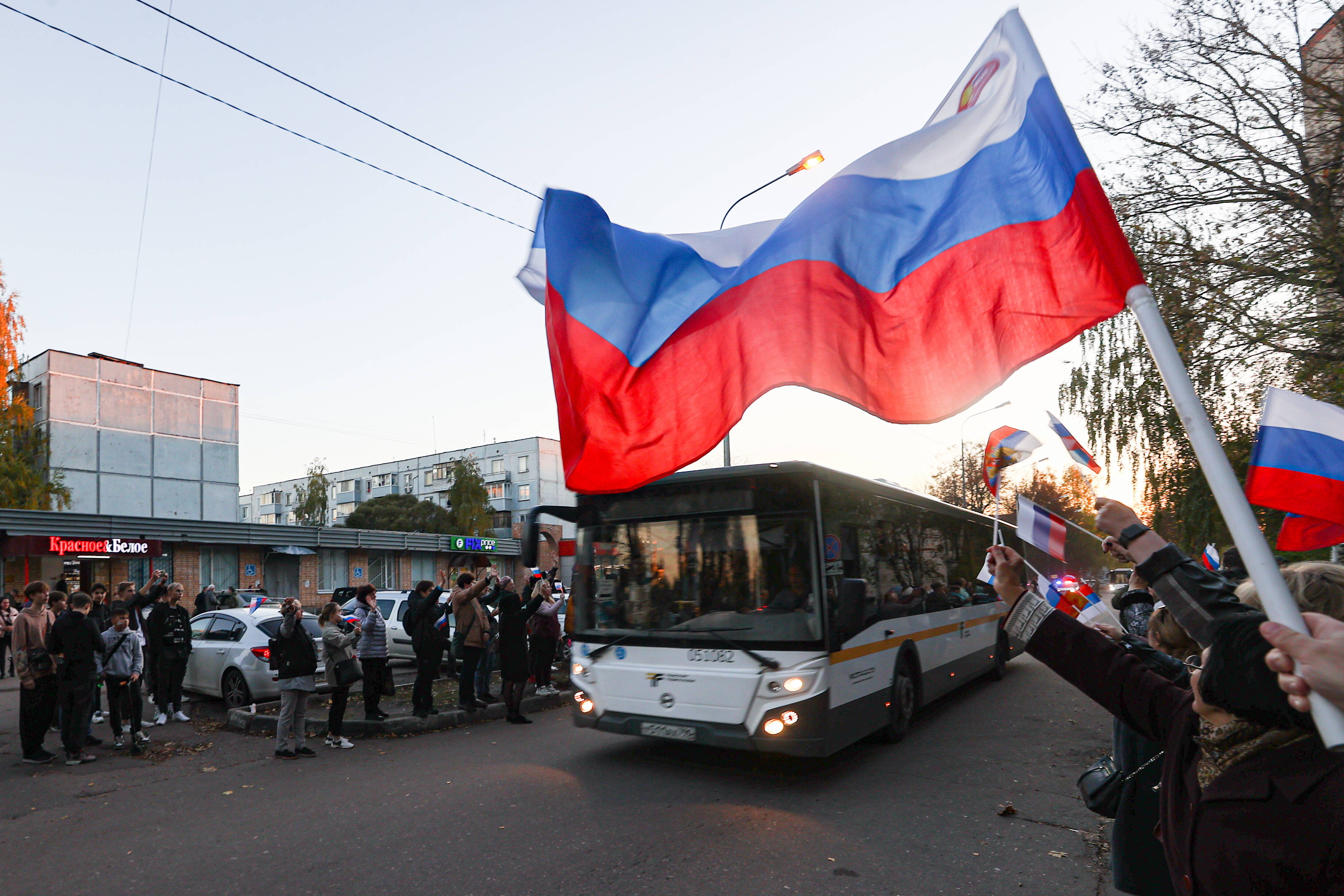 Eilmeldung - Putin zieht riesige Truppen zusammen! Gefahr für die Ukraine? -  Droht Angriff auf Charkiw?