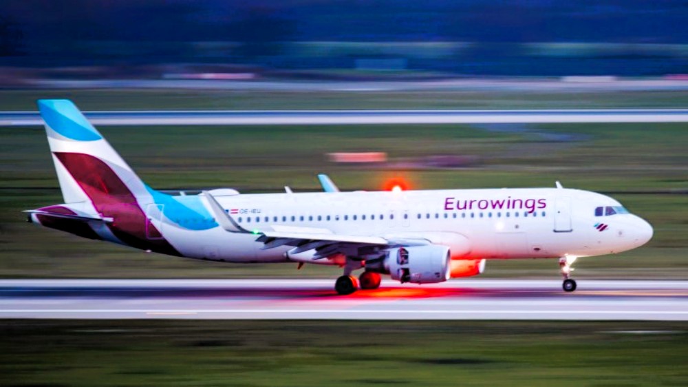 Notlandung einer Eurowings-Maschine! Medizinischer Notfall beim Piloten - Passagiere in Angst!