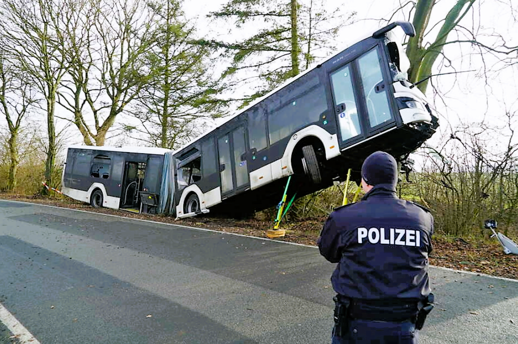 Schwerer Bus-Unfall! 41 Verletze, Schüler im Bus! Linienbus kollidiert mit einem Baum