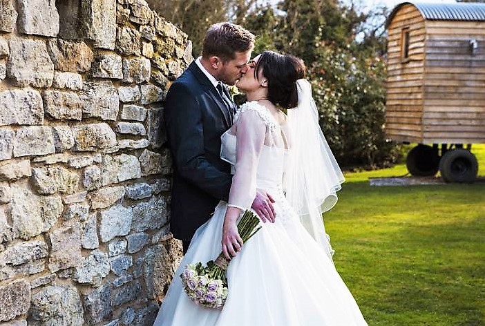 Ehemann betrügt seine Frau am Tag der Hochzeit! Als sie sieht mit wem - reagiert sie so!