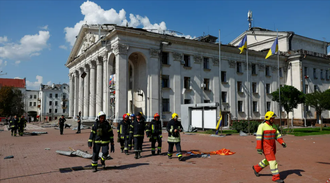 Eilmeldung - Russen feuern Raketen auf Theater und Innenstadt von Tschernihiw - mehrere Menschen getötet!