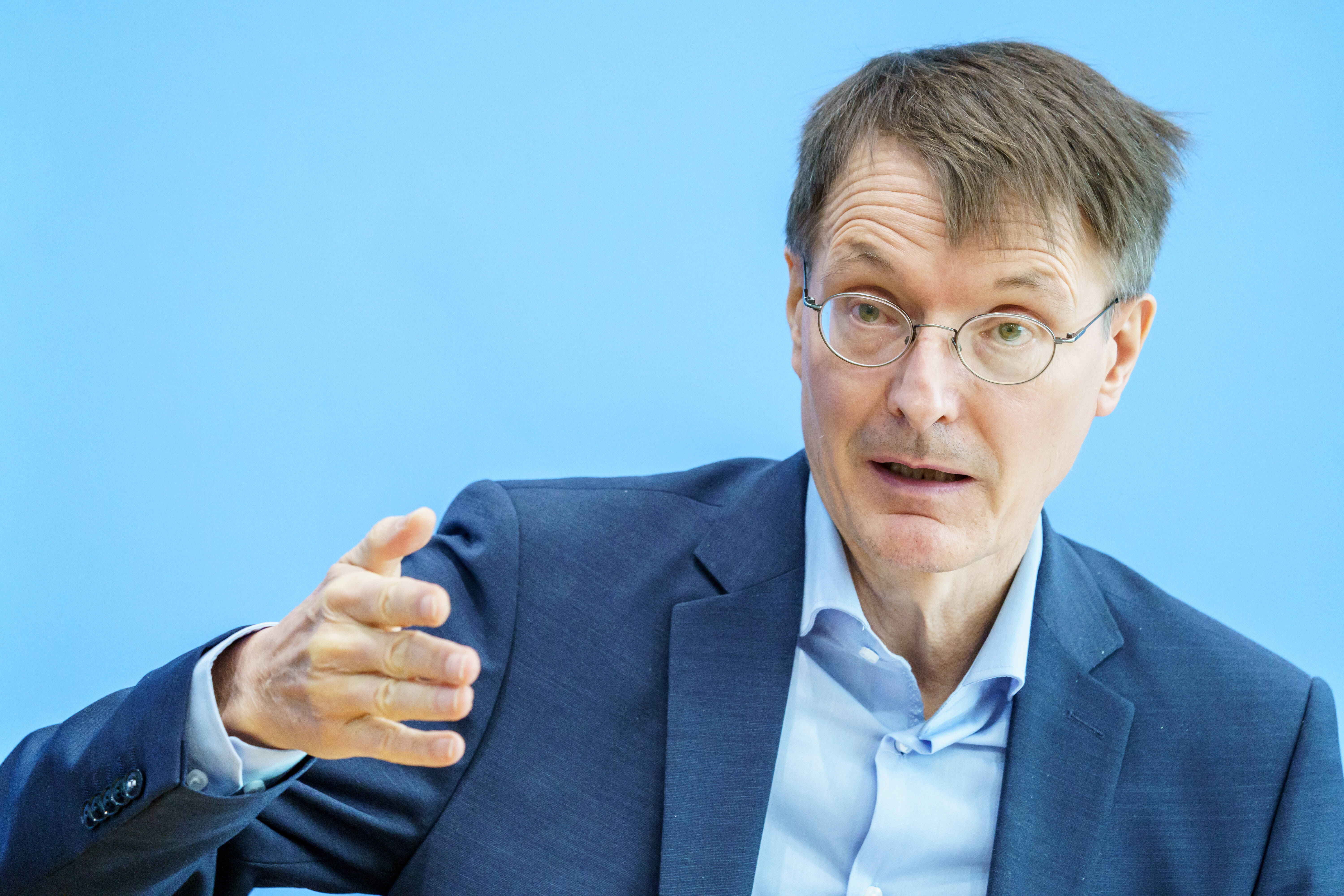 RKI - Maskenpflicht und Impfungen im Herbst? Corona-Infektionen in Deutschland haben sich verdoppelt