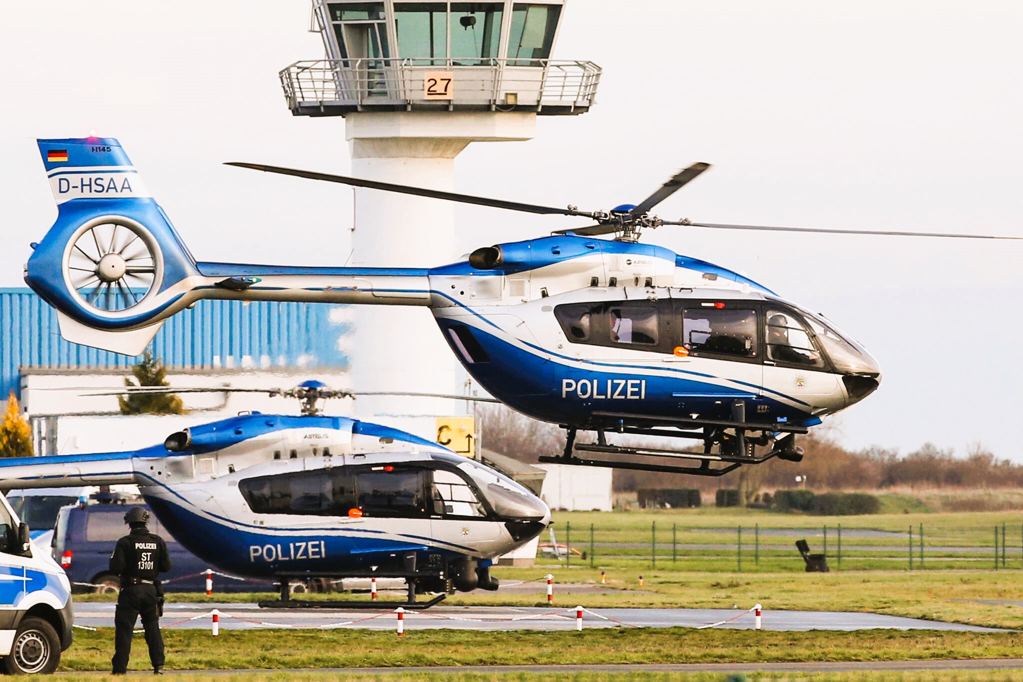 Bürger besorgt! 7 Polizeihubschrauber über Berlin! Formationsflug von Polizeihubschraubern lässt Anwohner aufschrecken!