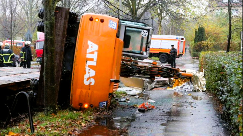 Bagger rutscht von Ladefläche und tötet Bauarbeiter! Schrecklicher Arbeitsunfall