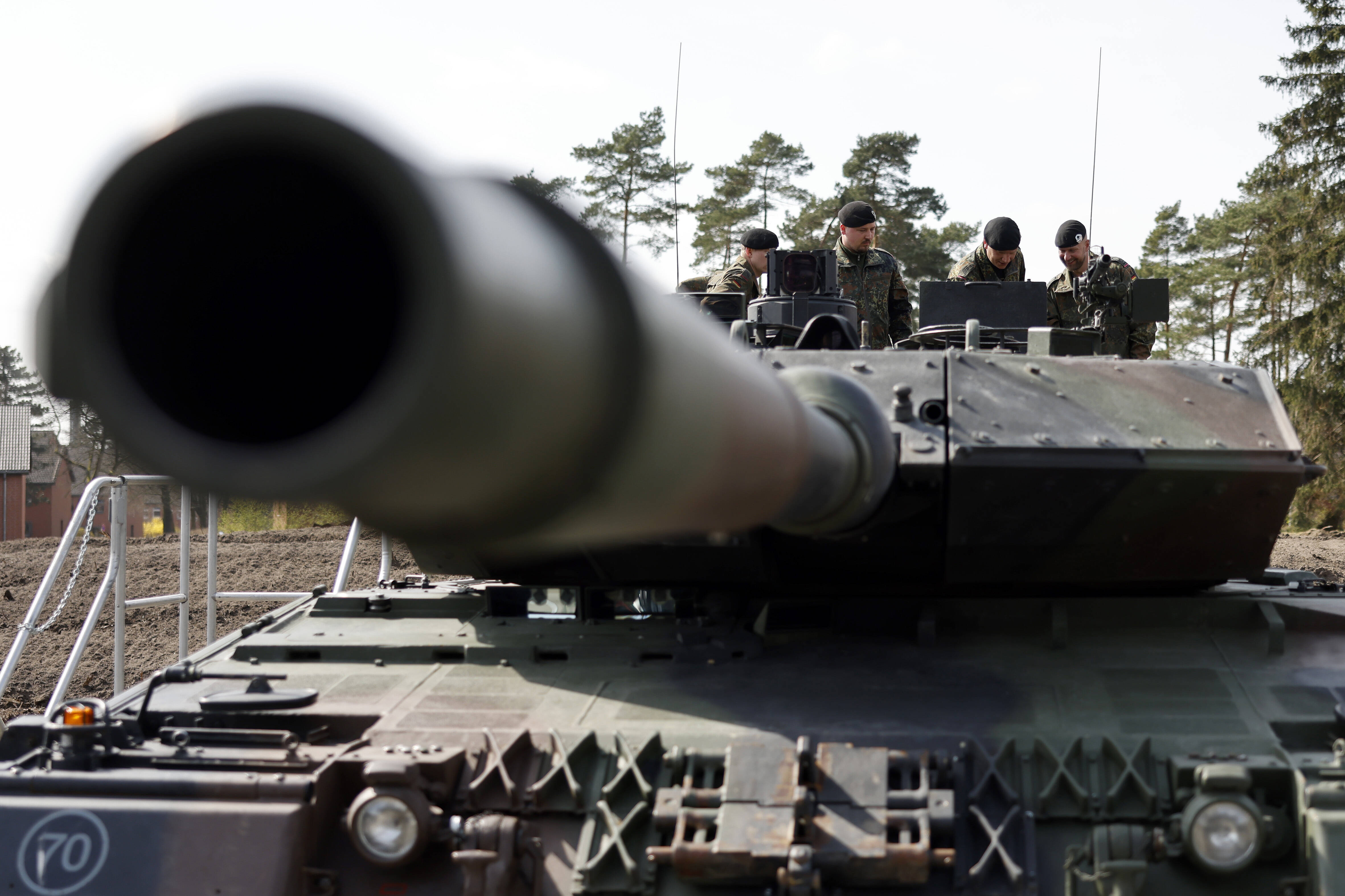 Wird Scholz jetzt zum Panzer-Kanzler? - Dutzende Marder-Panzer sollen in die Ukraine - auch Leopard 2?