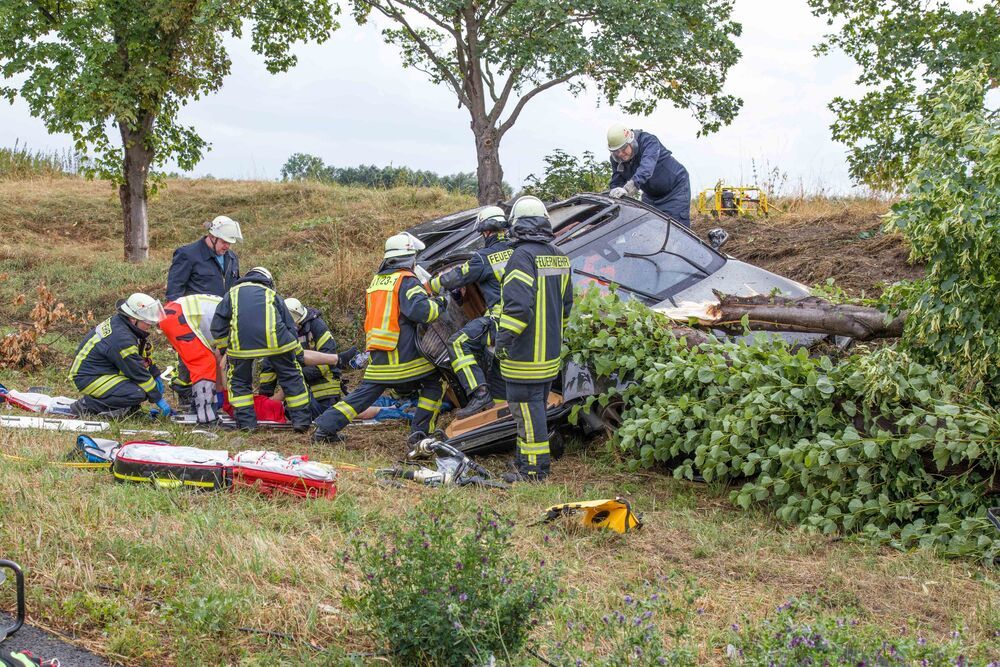 Schrecklicher Unfall auf der Autobahn - Fahrer aus brennendem Unfallfahrzeug geschleudert