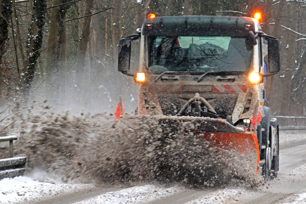 Vollsperrung! Hang rutsch auf Bundesstraße! Starke Regenfälle lassen Hang abrutschen