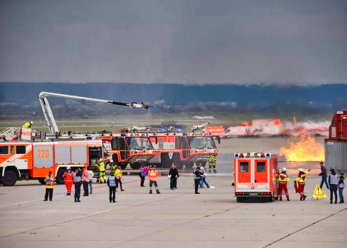 Flugzeug stürzt in Hangar! Flugzeug-Absturz - Fünf Personen getötet, 8 Verletzt - was ist geschehen?