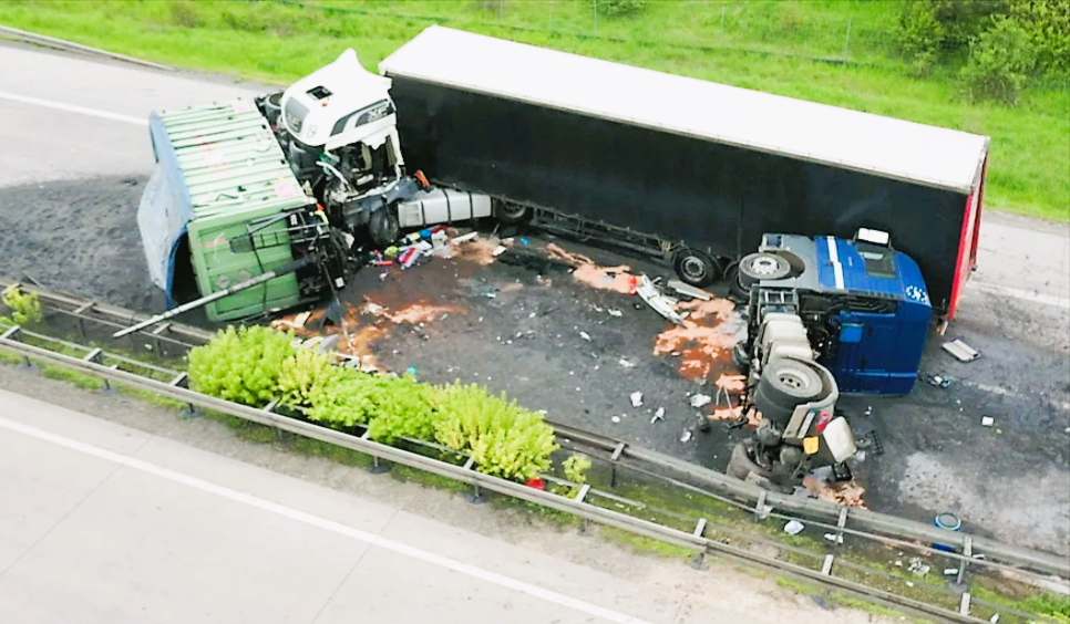 Vollsperrung! Schwerer LKW-Unfall auf der Autobahn - Verunglückter Lkw sorgt für Chaos im Ferienverkehr