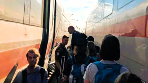 Feuerwehr-Einsatz am ICE! Bahn-Chaos! ICE  bleibt liegen - Passagiere mussten stundenlang warten