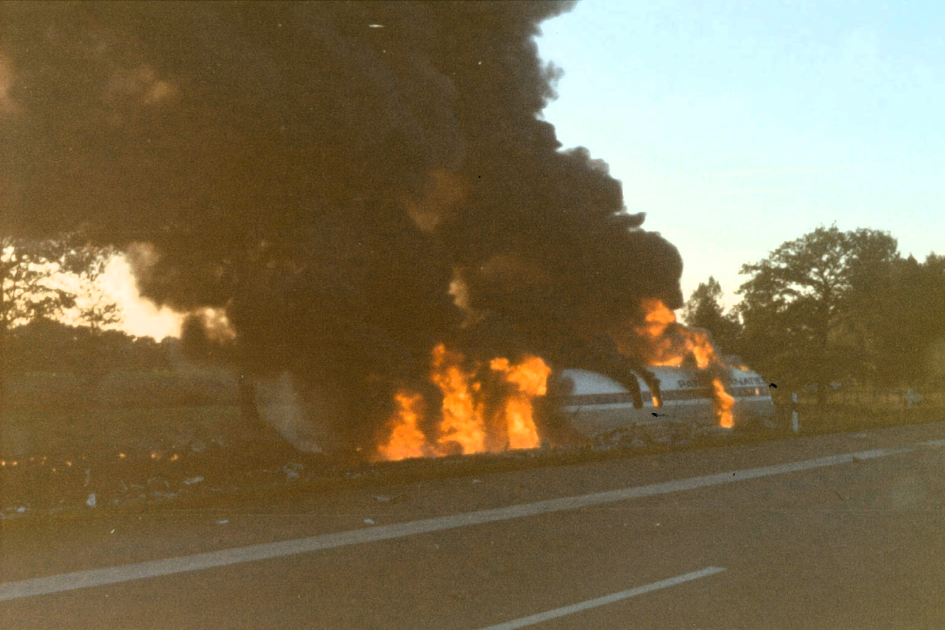 Flugzeug stürzt auf Autobahn! 10 Menschen sterben, Teile treffen fahrende Autos und töten Autofahrer