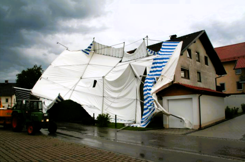 Schwere Unwetterschäden in Deutschland - Zahlreiche Menschen verletzt, ganzes Bierzelt weggeblasen!