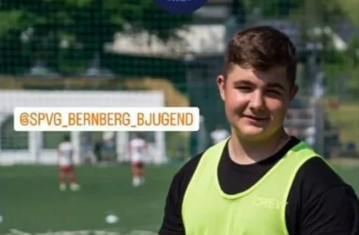 Trauer um Nachwuchsspieler! 15-jähriger Junge bricht beim Training zusammen und stirbt