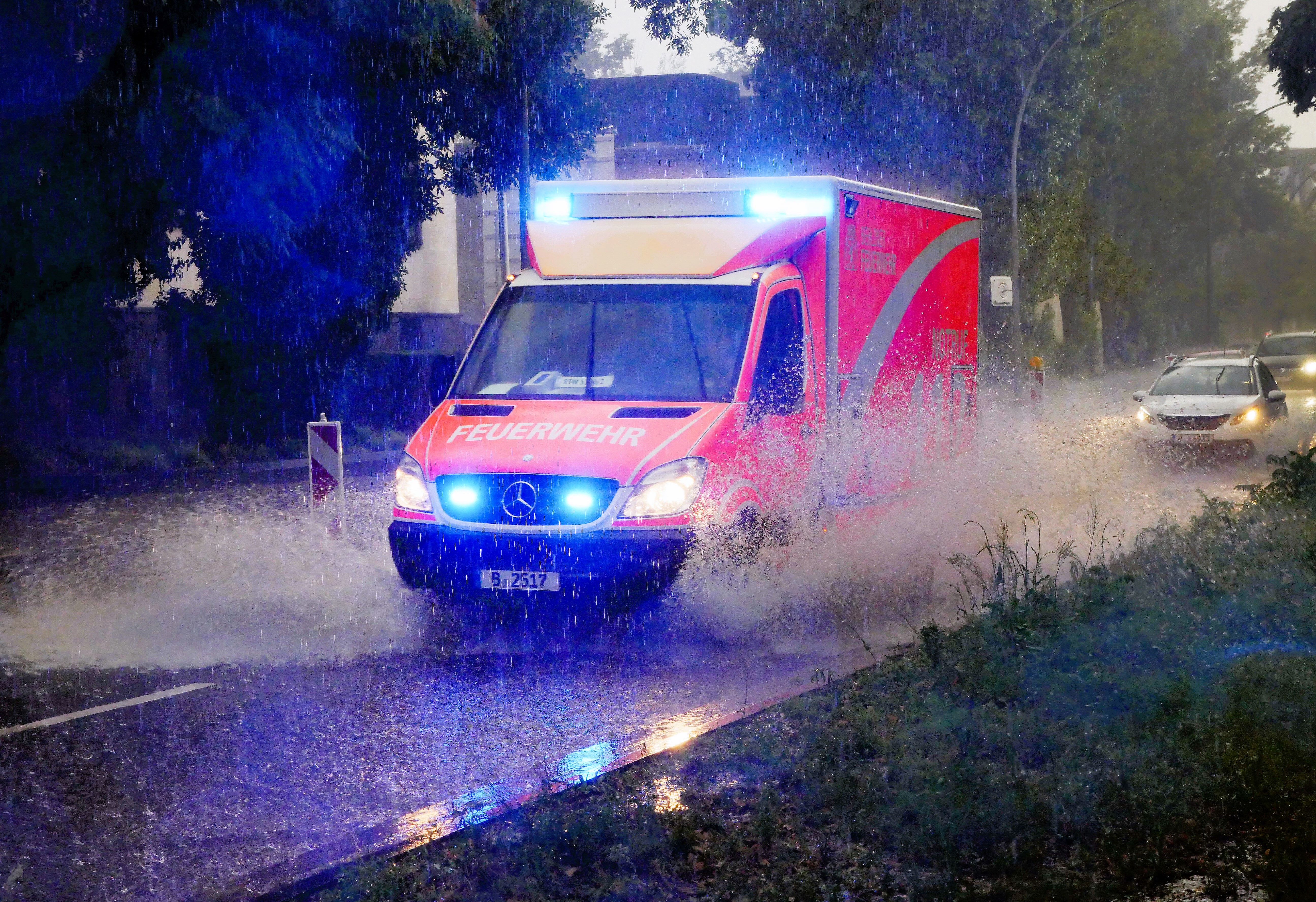 Kind auf Zebrastreifen überfahren! Unfallfahrer flieht feige vom Unfallort