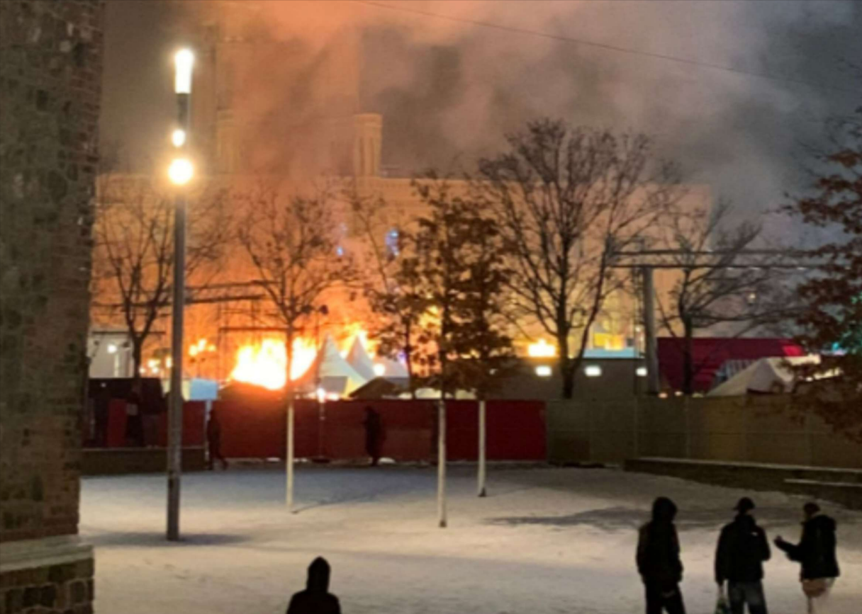 Erneut Feuer auf Weihnachtsmarkt! Markt evakuiert - Feuerwehr und Polizei sperren Weihnachtsmarkt!