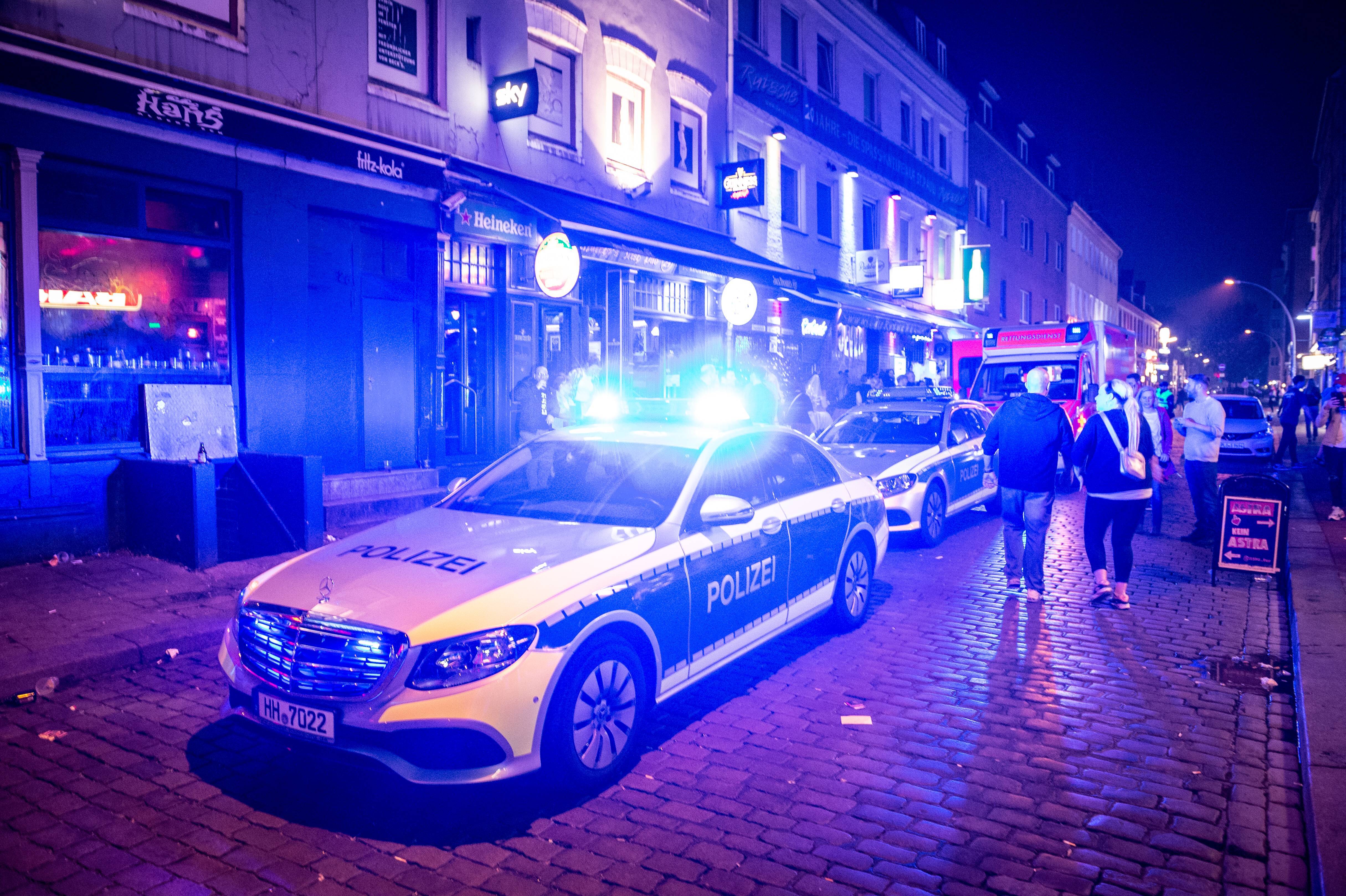 Auto rast in Fußgängergruppe - Schlimmer Unfall mit Fahrerflucht! Unfallfahrer lässt 3 Personen schwer verletzt zurück