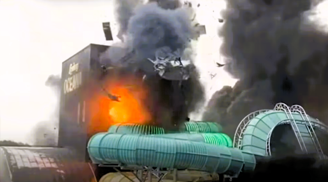 Flammeninferno in Spaßbad, ein Mensch vermisst! Feuerwehr kämpft verzweifelt gegen das Feuer! Sogar die Rutschen explodieren!