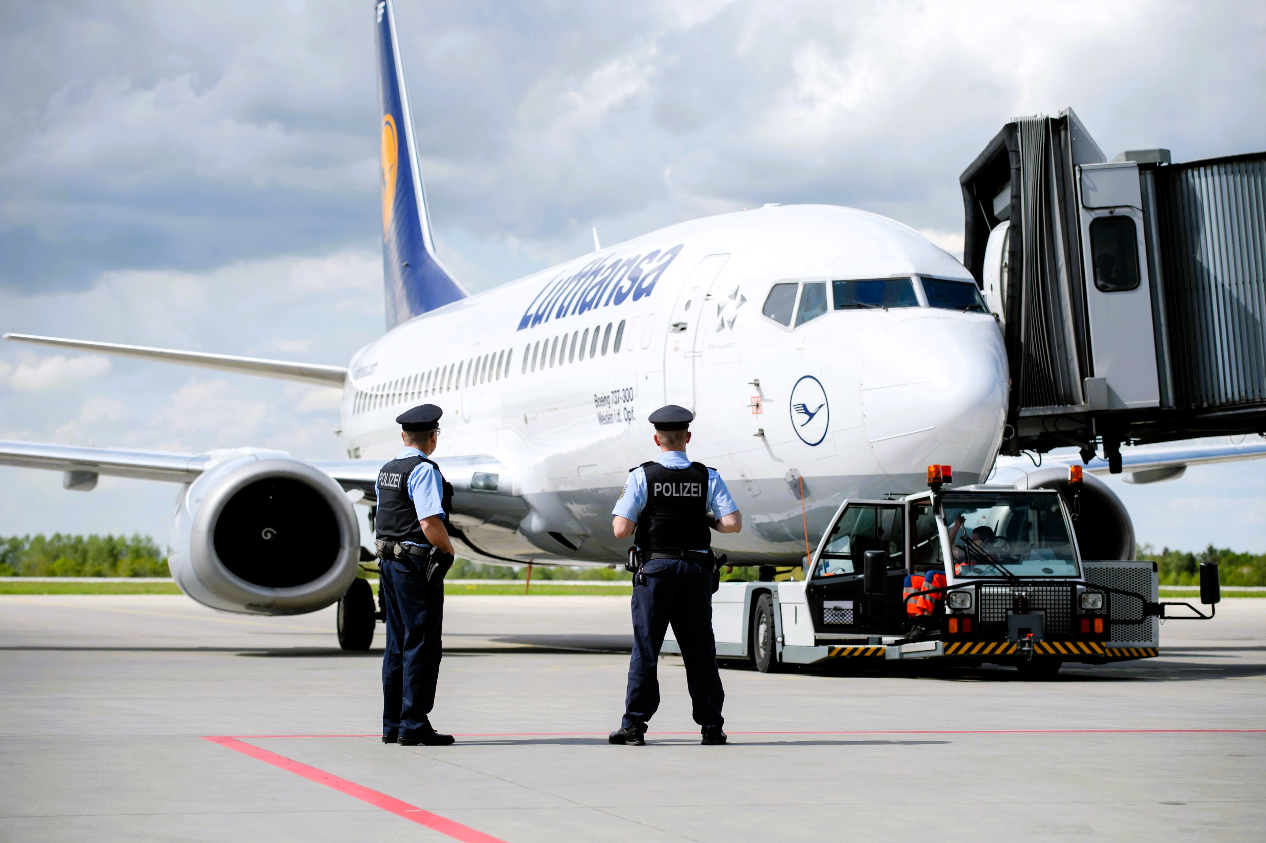 Polizei stürmt Lufthansa-Flieger - Alarm am Flughafen, Französisches Ehepaar randalierte an Bord!